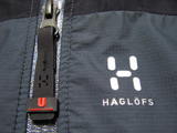 HAGLOFSのブランドロゴとフロントジッパー