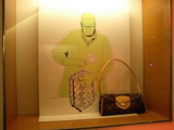  店内の階段周りのjunichiのイラストとハンドバッグ