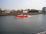 鶴見川と船
