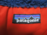 Patagonia Classic Retro-X「Classic Navy/Hot Ember (565)」の胸ポケットのPatagoniaタグ