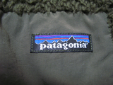 Patagonia Classic Retro-X（オリーブ） 胸のタグ