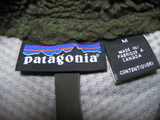 Patagonia Classic Retro-X（オリーブ） 襟元のタグ