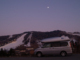 一の瀬スキー場と月