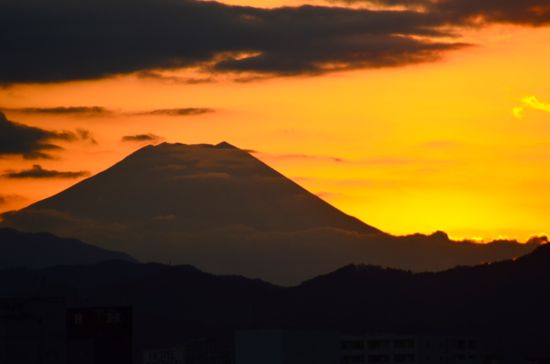 八王子市富士見町から見えた夕日の富士山2011/12/05