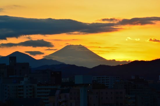 八王子市富士見町から見えた夕日の富士山2011/12/05