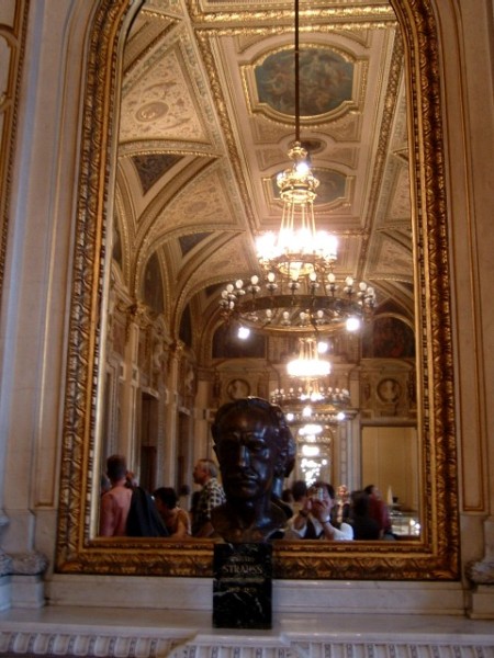 Staatsoper Hall鏡とR-Strauss彫像