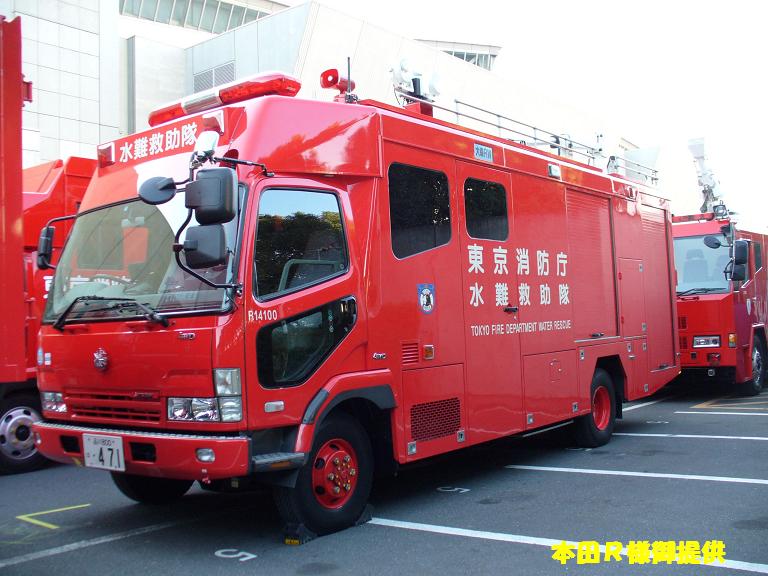 機械化部隊行進待機の大森消防署大森水難救助車(大森RW)