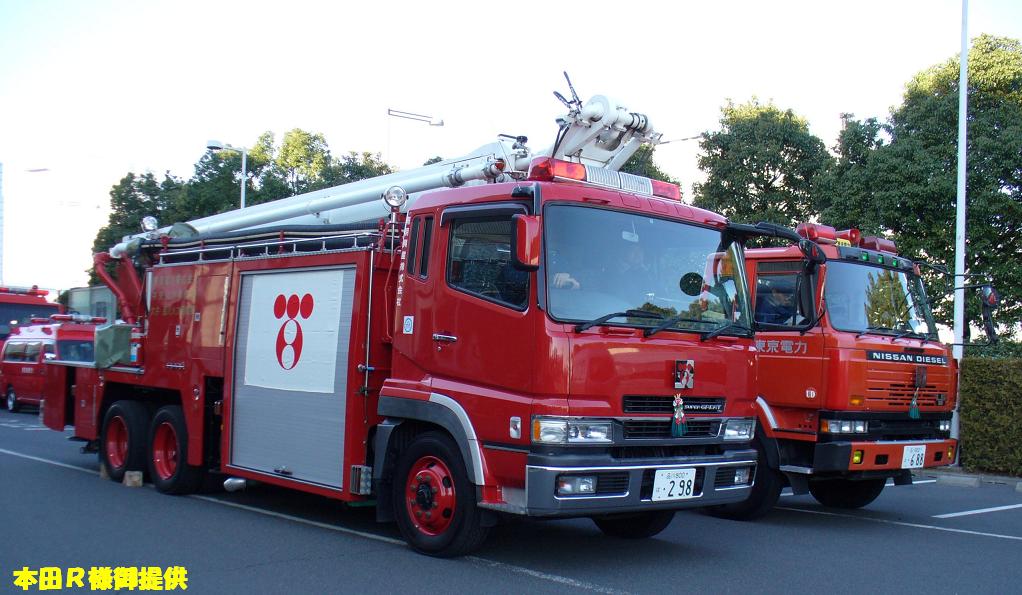 機械化部隊行進待機の東京電力自衛消防隊車両